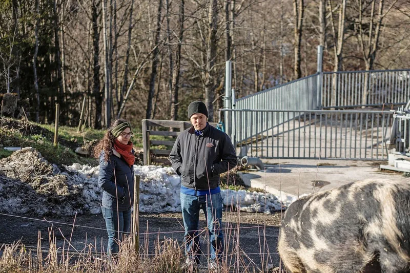 Anna Jenni vom FiBL bespricht mit Cäsar Bürgi das weitere Vorgehen im Projekt «Hausschwein».