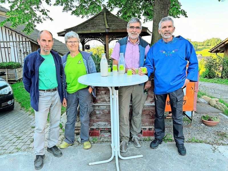Betriebsleiter Herbert und Brigitte Schär neben Jakob Rohrer und Jakob Hug, die Sojamilch probieren (v. l.).
