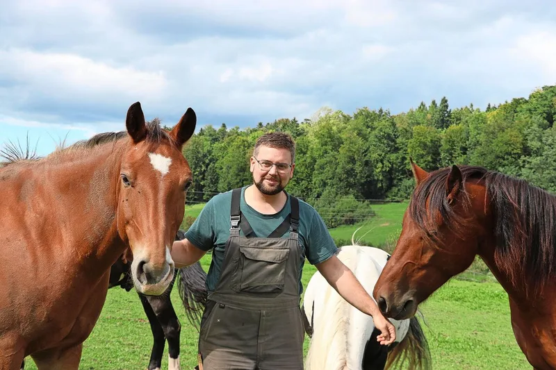 Für Landwirt Ueli Suter ist die Arbeitseffizienz neben dem Einkaufspreis ein wichtiger Faktor für die Wirtschaftlichkeit einer Einstreu.