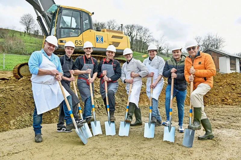 Spatenstich im Januar 2024: Peter Andrist, Finn Henz, Raffael und Christoph Jenzer, Martin und Michael Zimmermann, Marco Munzinger, Peter Issler (v. l. n. r).