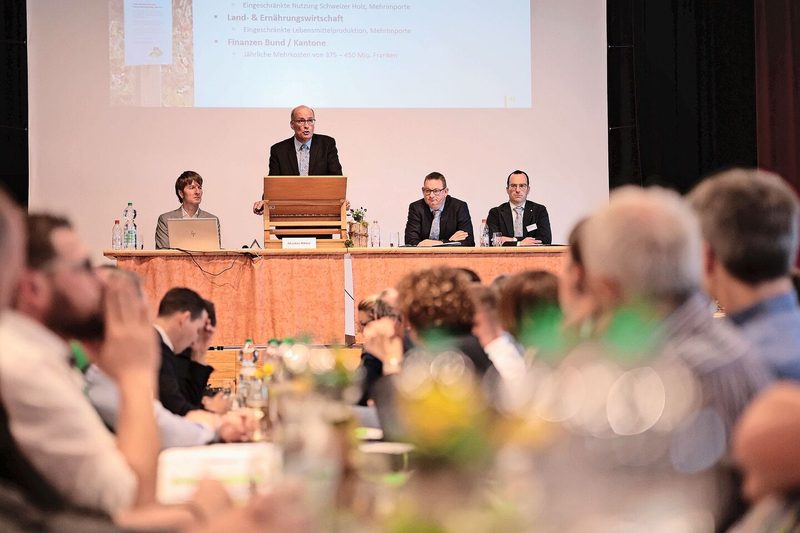 Markus Ritter (am Rednerpult) spricht an der Delegiertenversammlung in Mörschwil zu den angereisten 256 Delegierten sowie zahlreichen Gästen.