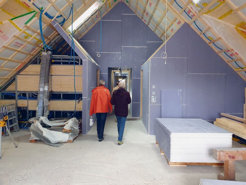 In der ehemaligen Bäuerinnenschule – hier in der Turnhalle – konnte der entstehende Wohnraum besichtigt werden.