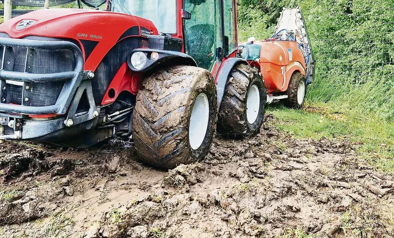 Trotz breiter Bereifung hinterliessen Zugmaschinen und Gebläsespritzen im nassen Frühjahr 2023 ihre Spuren.
