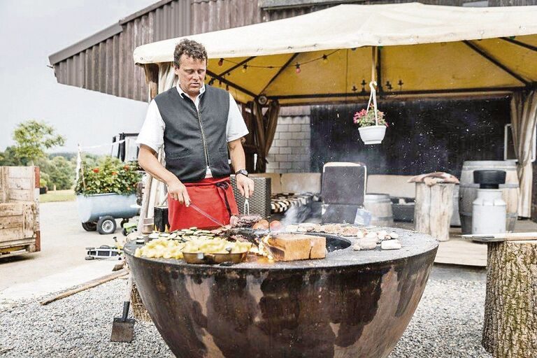 Dani Maag ist der Grillmeister, aber nicht nur: Er hat den Überblick über Gäste, Speisen und Getränke.