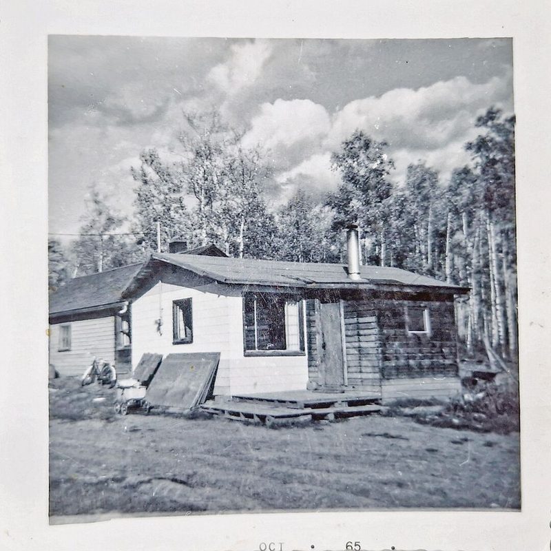 Das bescheidene Häuschen der Familie im Sommer 1965. Der Brand fand im Kamin des hinteren Hauses statt.