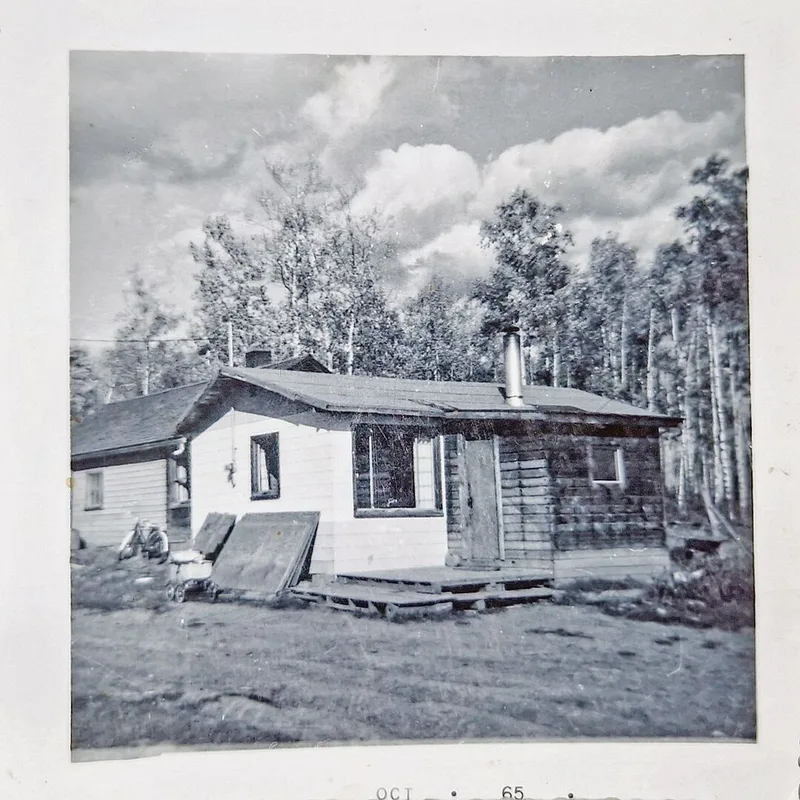 Das bescheidene Häuschen der Familie im Sommer 1965. Der Brand fand im Kamin des hinteren Hauses statt.