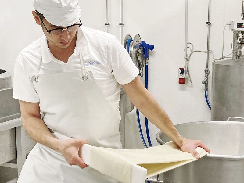 Kennzeichen eines Filata-Frischkäses wie dem Mozzarella ist es, dass er durch Ziehen und Kneten eine fasrige Konsistenz erhält.
