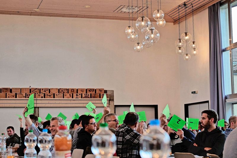 Die Delegierten stimmen ab: Am meisten zu reden gab die Anpassung des Marktentlastungsfonds. Er soll saniert werden. Dies geschieht durch tiefere Beiträge für die Produzenten und Produzentinnen.