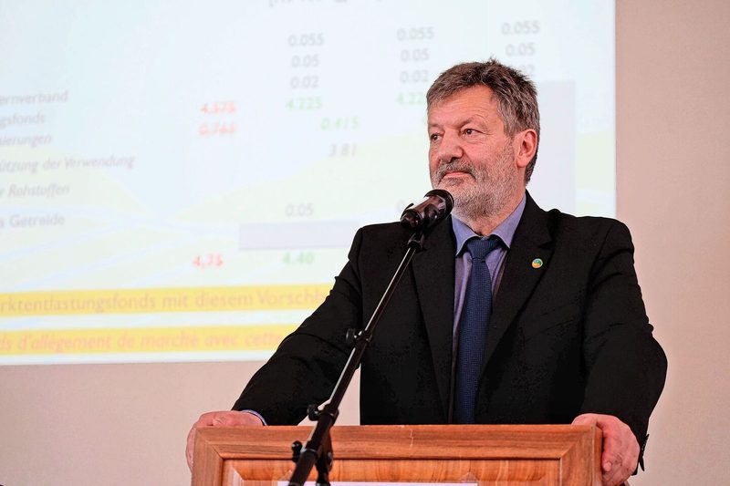 SGPV-Präsident Fritz Glauser nimmt kritische Fragen entgegen. Die Stimmung ist angespannt. Er widerspricht: «Nein – es ist spannend.»