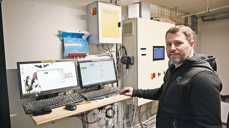 Die Technik macht vieles einfacher. Der Stall ist mit einer automatischen Fütterung und Einstreuung ausgerüstet.