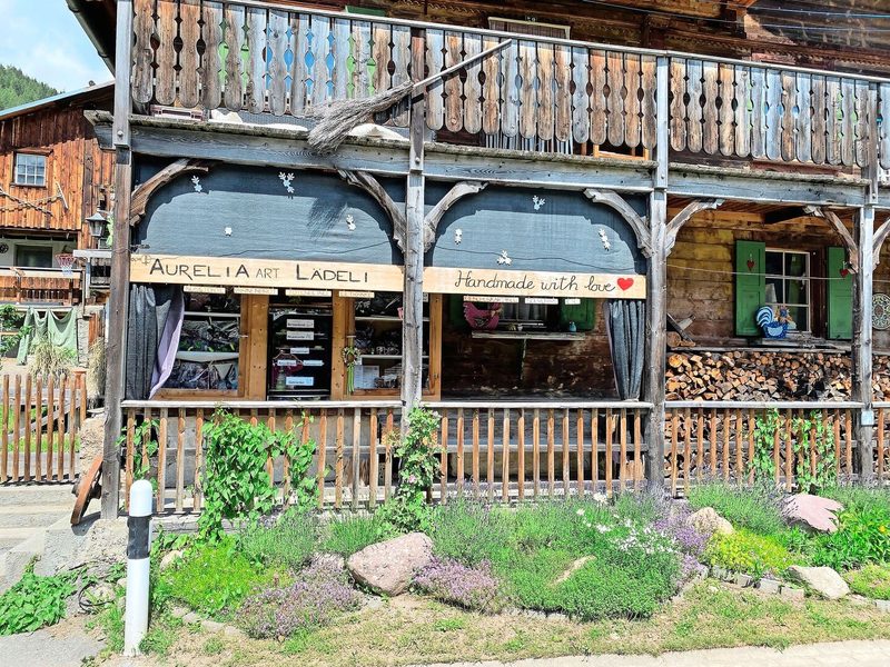 Der Hofladen im alten Walser-Haus befindet sich direkt an der Strasse. Hier verkauft Aurelia Patigler-Däscher haltbares Gebäck wie hausgemachte Nusstörtchen sowie ihre künstlerischen Produkte.