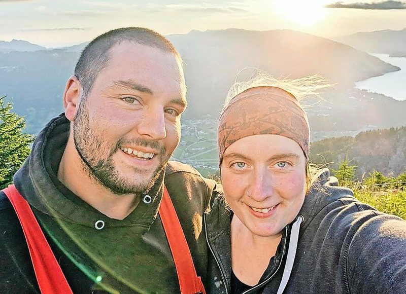 Melanie Flückiger und ihr Freund Edi Lauber sind mit ihren Tieren auf der Alp Ausser Iselten am Südhang der Schynigen Platte.