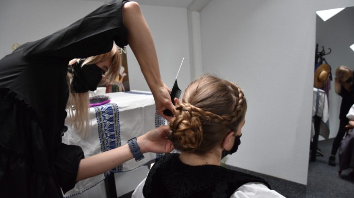 Eine Schritt-für-Schritt-Anleitung für Trachtenfrisuren