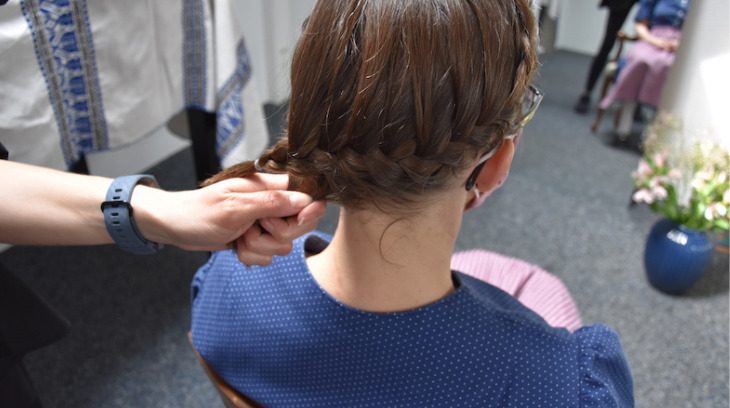 Eine Schritt-für-Schritt-Anleitung für Trachtenfrisuren