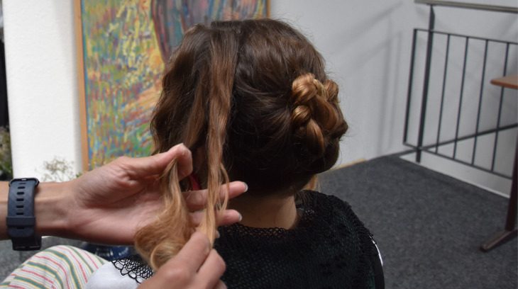 Eine Schritt-für-Schritt-Anleitung für Trachtenfrisuren