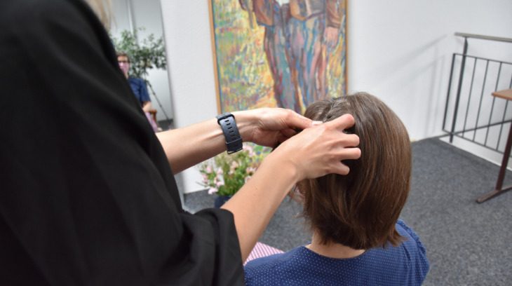 Eine Schritt-für-Schritt-Anleitung für Trachtenfrisuren