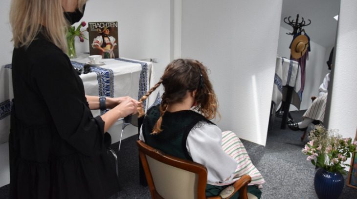 Eine Schritt-für-Schritt-Anleitung für Trachtenfrisuren