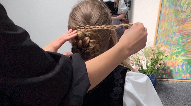 Eine Schritt-für-Schritt-Anleitung für Trachtenfrisuren