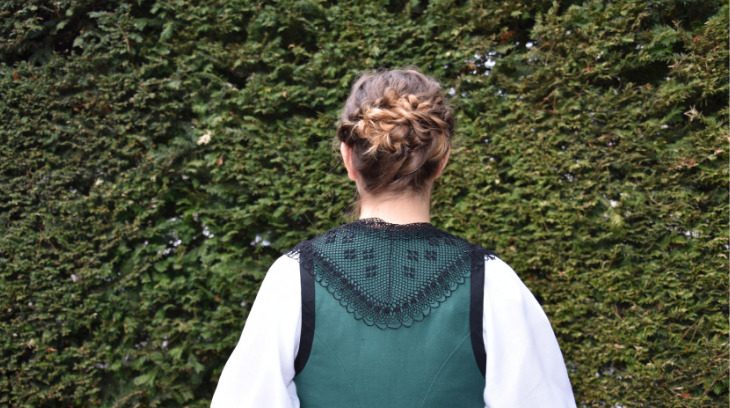 Eine Schritt-für-Schritt-Anleitung für Trachtenfrisuren