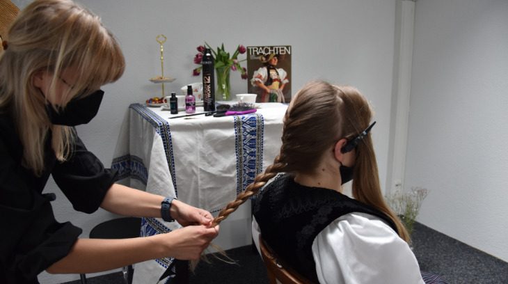 Eine Schritt-für-Schritt-Anleitung für Trachtenfrisuren