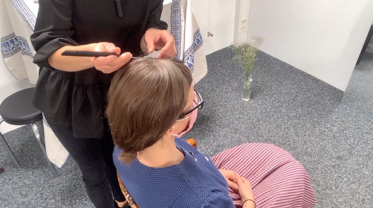 Eine Schritt-für-Schritt-Anleitung für Trachtenfrisuren