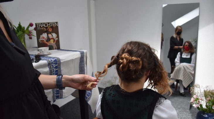 Eine Schritt-für-Schritt-Anleitung für Trachtenfrisuren