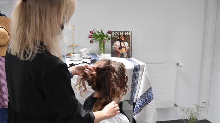 Eine Schritt-für-Schritt-Anleitung für Trachtenfrisuren