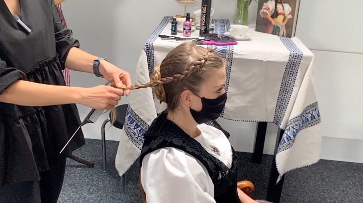 Eine Schritt-für-Schritt-Anleitung für Trachtenfrisuren