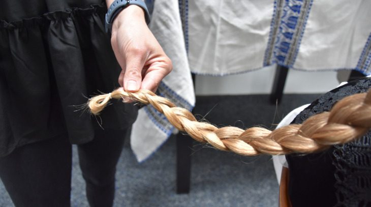 Eine Schritt-für-Schritt-Anleitung für Trachtenfrisuren