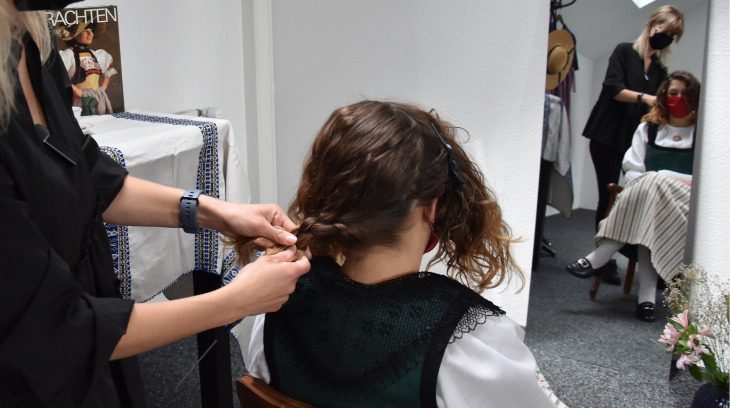 Eine Schritt-für-Schritt-Anleitung für Trachtenfrisuren