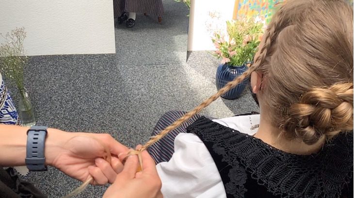 Eine Schritt-für-Schritt-Anleitung für Trachtenfrisuren