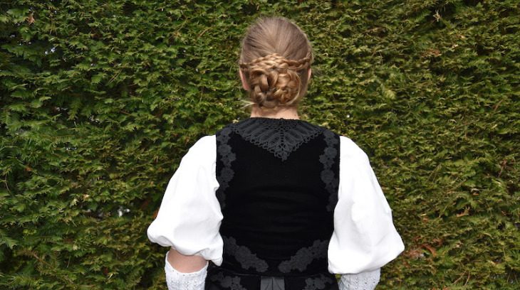 Eine Schritt-für-Schritt-Anleitung für Trachtenfrisuren