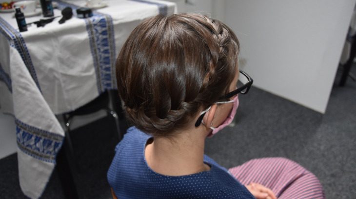 Eine Schritt-für-Schritt-Anleitung für Trachtenfrisuren