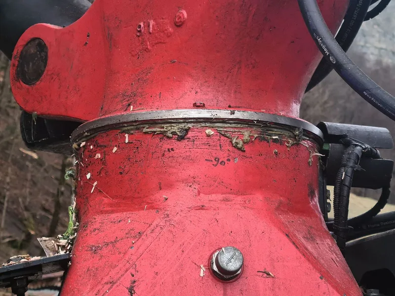 Ein Sensor erfasst an einem Metallband am Drehkranz den Drehwinkel.