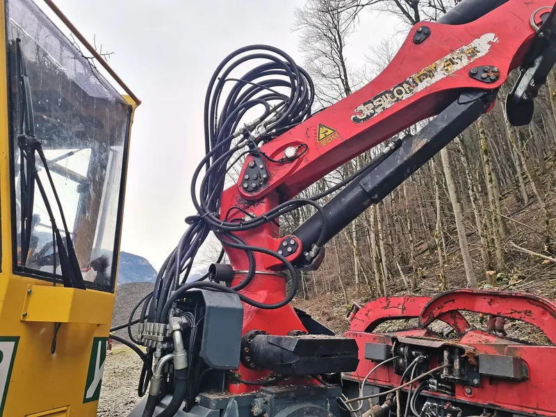 Nebst dem Drehkranz befinden sich Winkelsensoren am Haupt- und am Knickarm. Der Teleskopausstoss wird mit einem Laser gemessen.