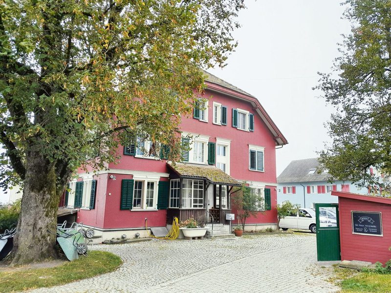 Der Hofberg, der frühere Landwirtschaftsbetrieb von Hanni Pestalozzis Familie, wird seit 1988 als therapeutische Wohngemeinschaft genutzt.