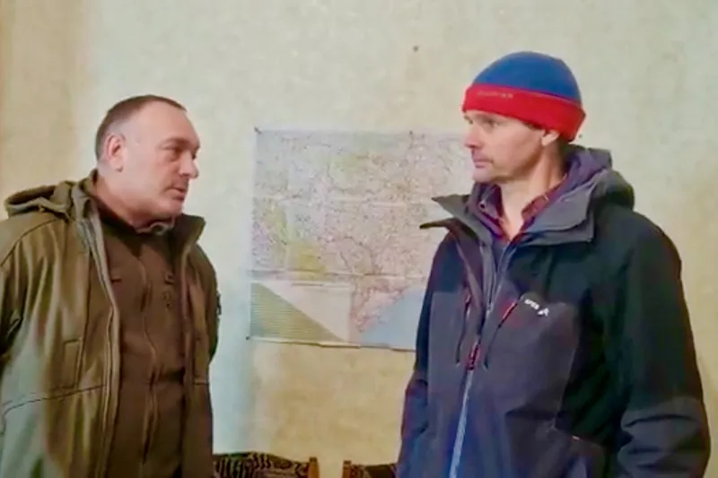 Der niederländische Landwirt Kees Huizinga im Gespräch mit einem ukrainischen Offizier.