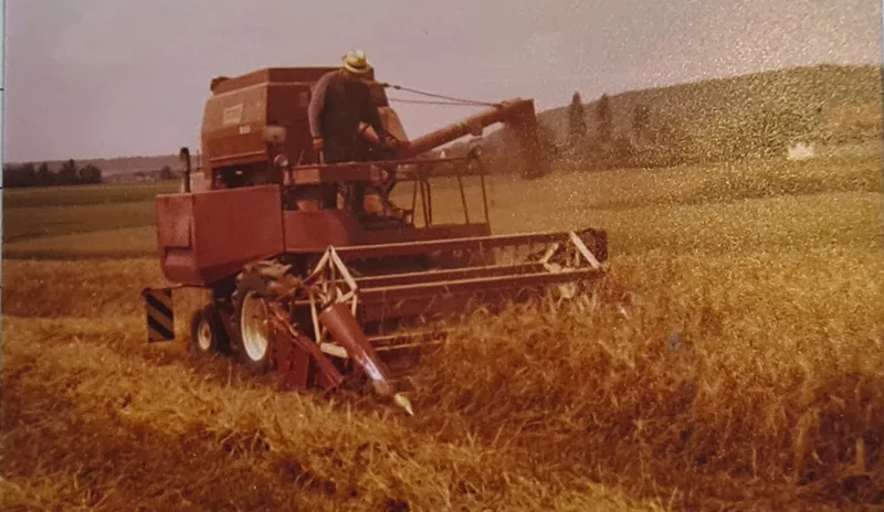 … ein Jahr später (1970) wurde mit dem Fahr M66 erstmals mit einem Mähdrescher geerntet. Felix Ruh war fasziniert ob der Maschine. Bild: zVg