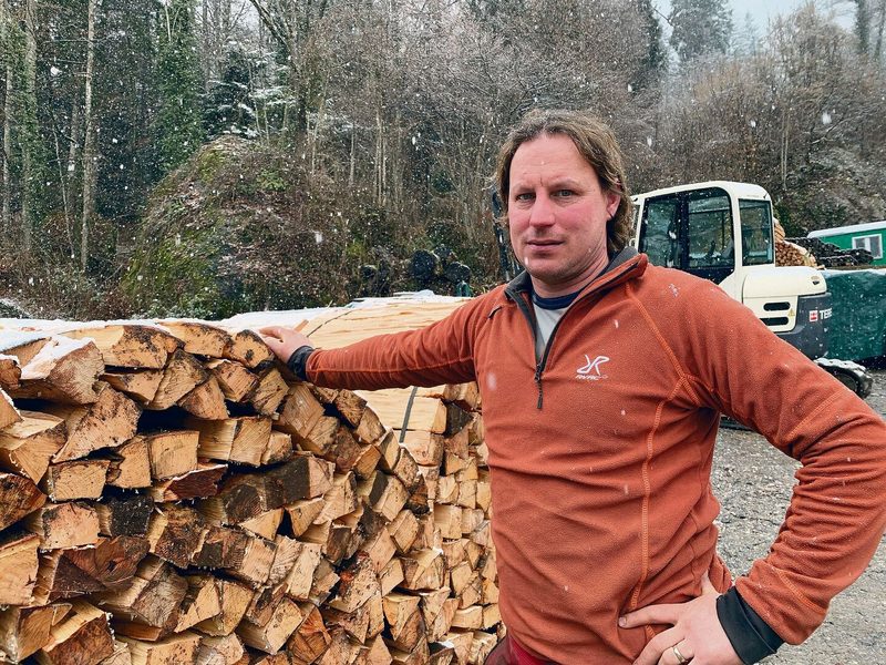 Reto Waldis bei einem Bund mit Brennholz-Spälten. Der Nachfrage-Hype ist wieder vorbei.