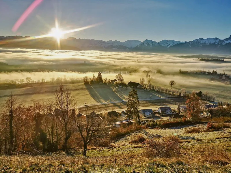 Aktuell erhält das Mittelland wenig Sonne. Nur wer es über das Nebelmeer hinaus schafft, sieht sie scheinen.