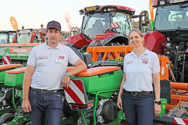 Thomas Hofer und Barbara Stettler stellen am Feldabend die Maschinen vor. Hier stehen sie vor der Einzelkornsämaschine der Precea-Linie vom Hersteller Amazone.