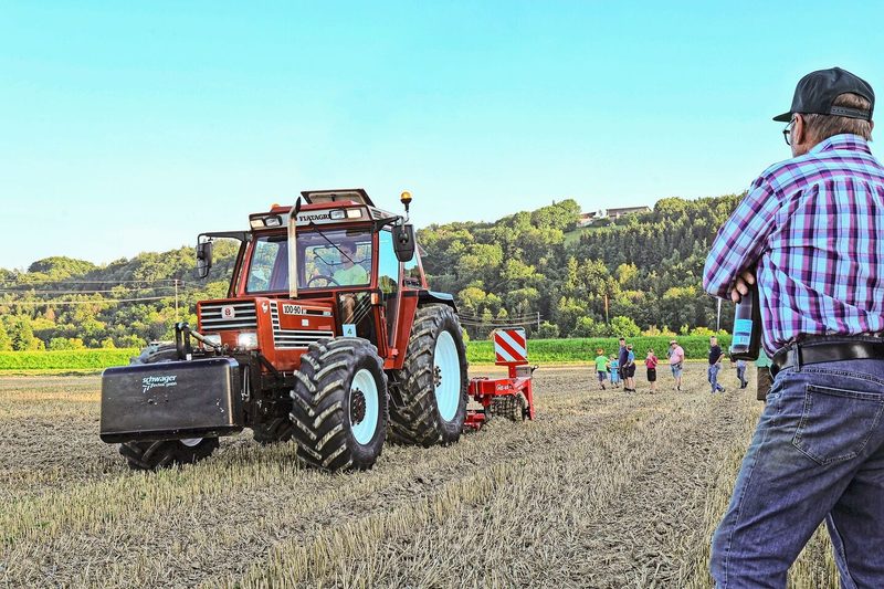 Neben den Maschinen zur Bodenbearbeitung fiel auch mancher Traktor auf. Im Schritttempo zieht der Fiatagri 100-90DT den Tiefenlockerer «Grass-Tiller» von HE-VA über das Stoppelfeld.