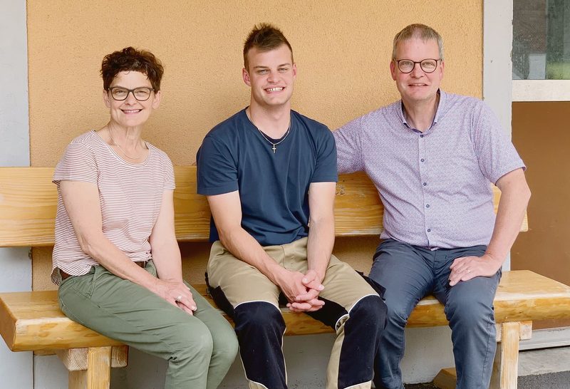 Stolze Eltern auf dem Bänkli vor dem Haus: Irene und Thomas Fischer freuen sich über die Auszeichnung für ihren Sohn Markus.(Bilder Sam Rolli)
