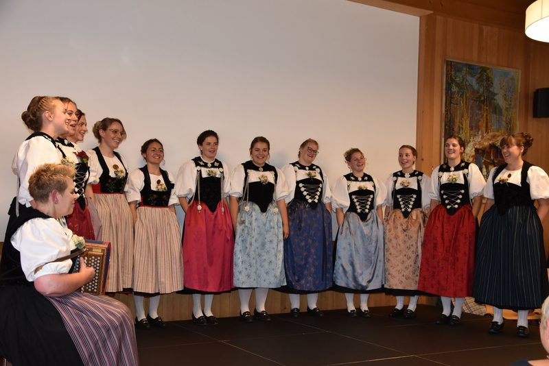 Die Absolventinnen tragen eine unvergessliche Zeit für immer im Herzen