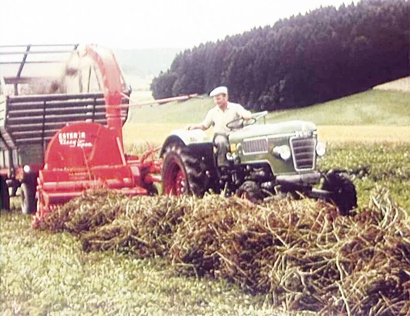 Die Motorisierung der Landwirtschaft brachte tiefgriefende Veränderungen für die Bäuerinnen und Bauern mit sich. Sie befreite die bäuerliche Bevölkerung von der Notwendigkeit zur Verrichtung schwerer körperlicher Arbeiten.