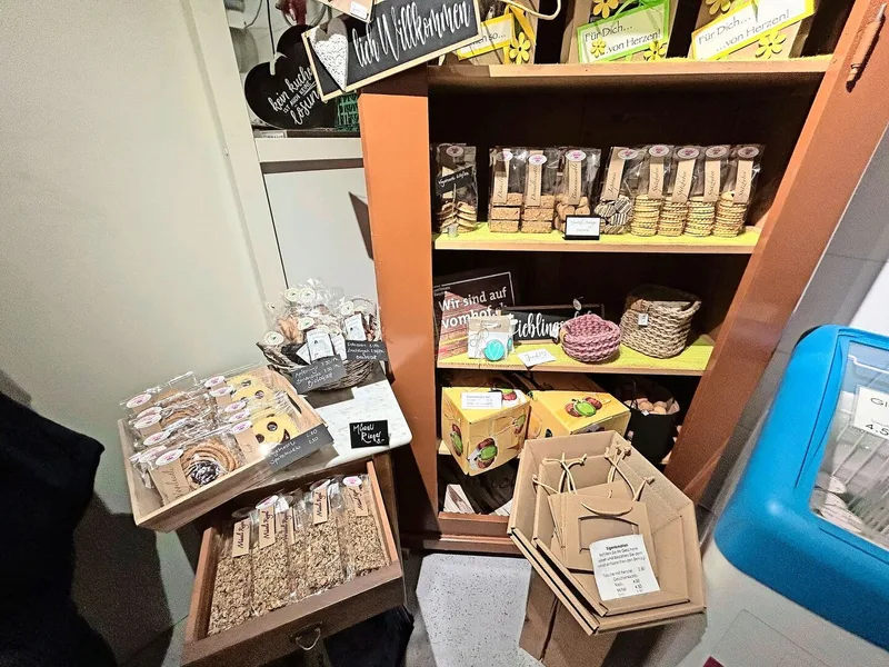 Der Hofladen und der dahinterliegende Verarbeitungsraum sind das Reich von Marina Schmucki. Ihre Patisserie und ihr Gebäck sind weitherum bekannt.