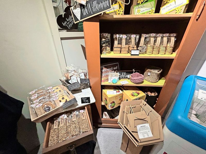 Der Hofladen und der dahinterliegende Verarbeitungsraum sind das Reich von Marina Schmucki. Ihre Patisserie und ihr Gebäck sind weitherum bekannt.