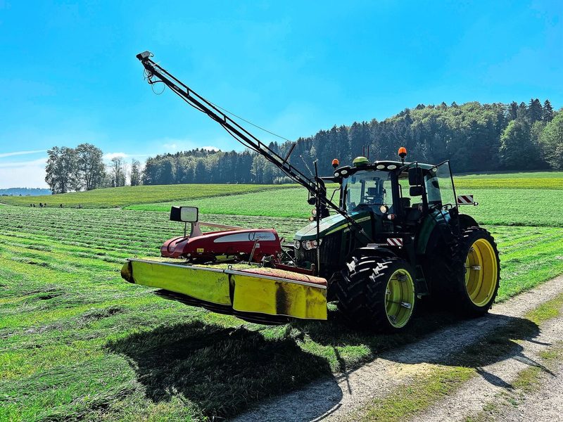 Hier wurde die Wärmebildkamera vorne am Traktor befestigt, um vor dem Mähwerk das Gras nach Rehkitzen abzusuchen.