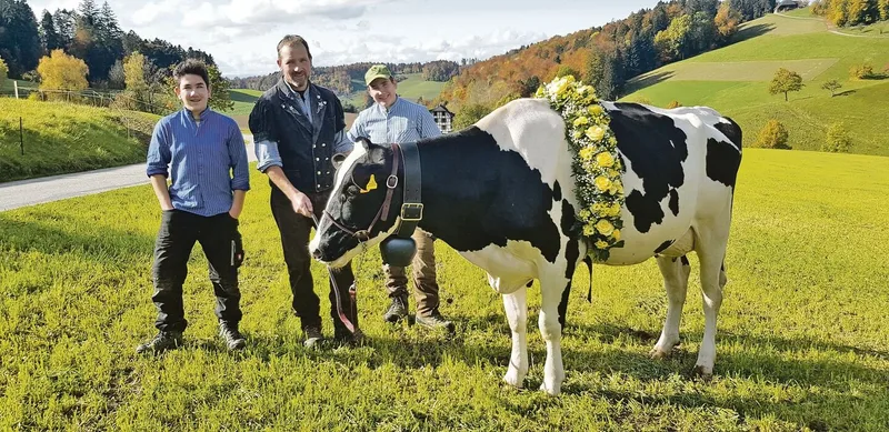 Urs Bernhard mit seinen Söhnen Ron und Nils. An der Halfter hält er sein Geburtstagsgeschenk zu seinem 50-Jährigen, die Kuh Bad Kenia.