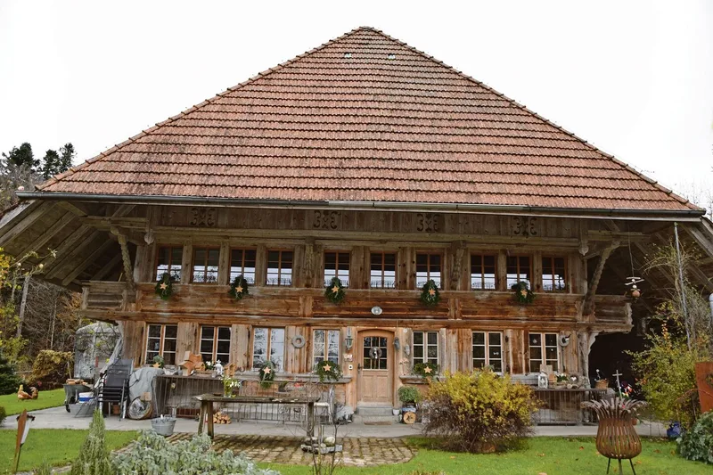 Das schöne Bauernhaus der Familie Bernhard ist mehrere Hundert Jahre alt. Früher hiess es beim Bau, je mehr Fenster, desto mehr Geld habe der Bauer.